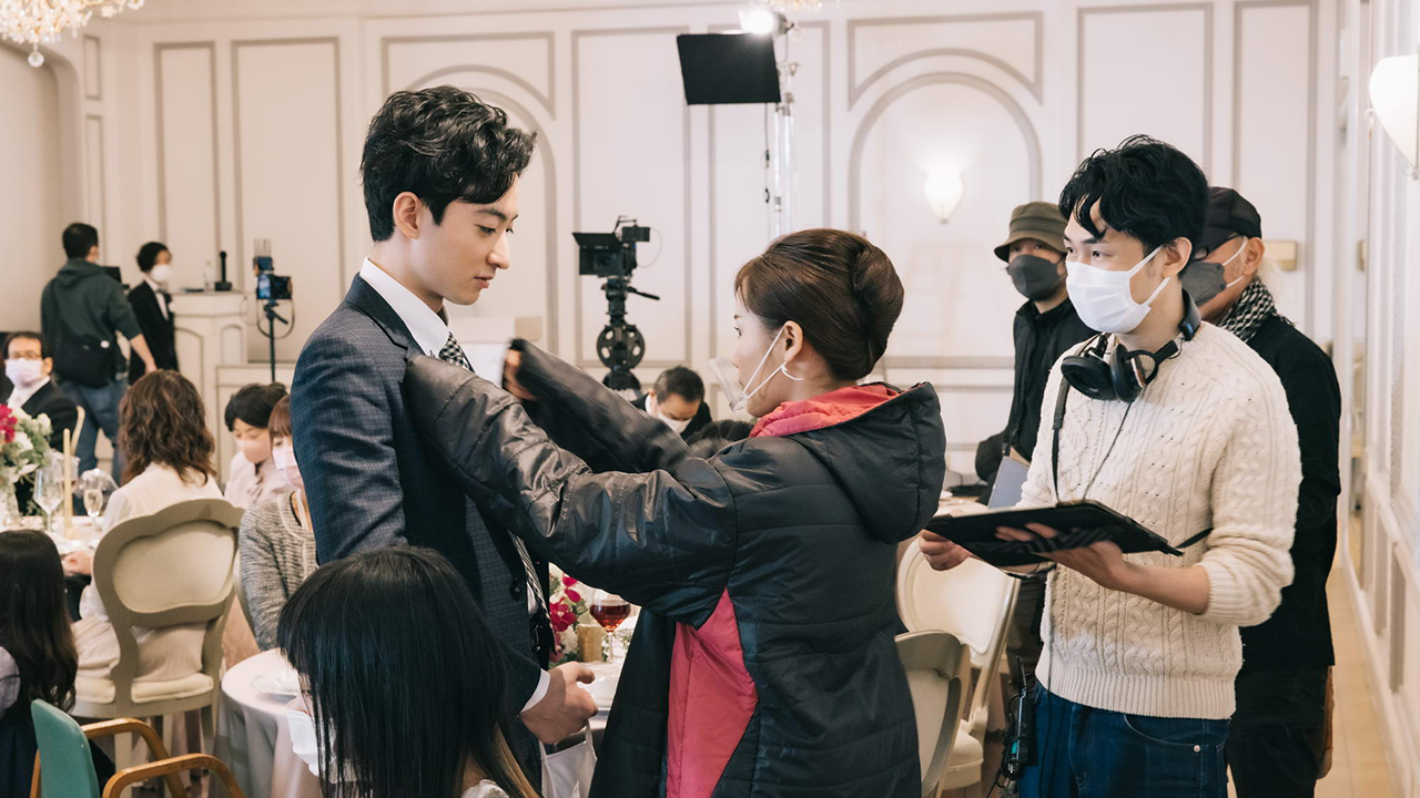 撮影中の岡元監督